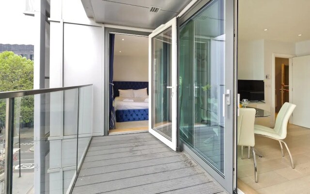Spacious Flat Near South Bank by Underthedoormat