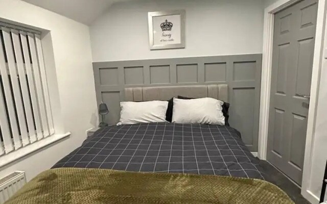 Immaculate 4-bed Detached House in Bootle