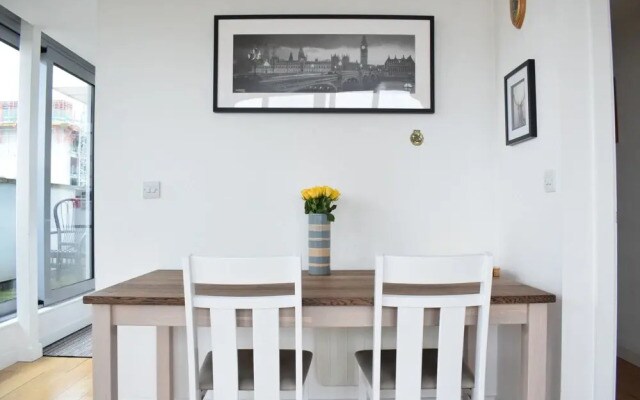 Bright 1 Bedroom Flat in Limehouse