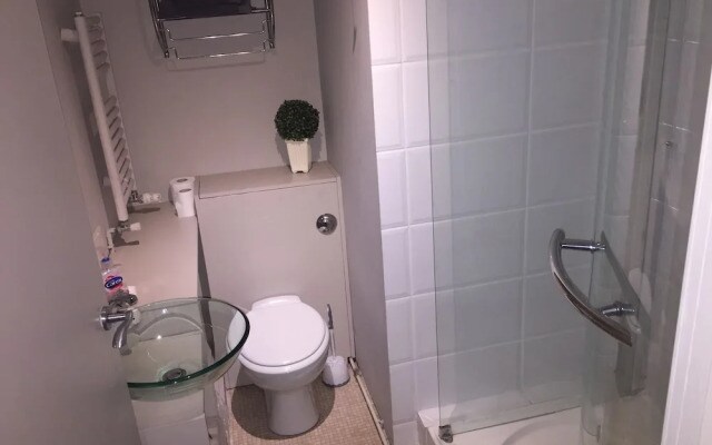 Large 2-bed House Derbyshire off Chatsworth rd
