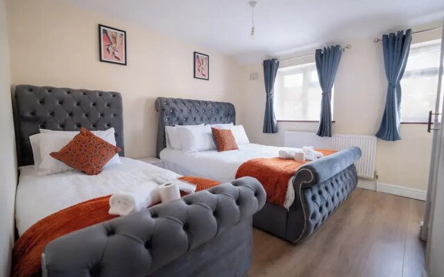 3-bed House - Sleeps 7, Parking & Views