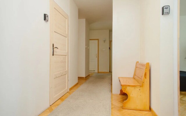 Lucka Rooms - Hey Jude B24.7