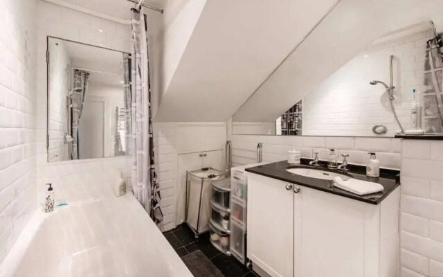 Inviting 1BD Hideaway Kensington Olympia!