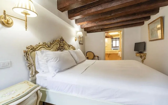 Gondola Luxury - Campo Santi Filippo e Giacomo by Wonderful Italy