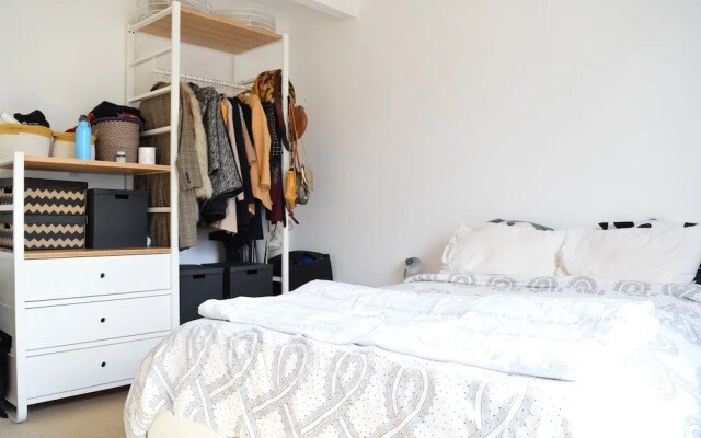 Spacious Apartment In East London With Balcony