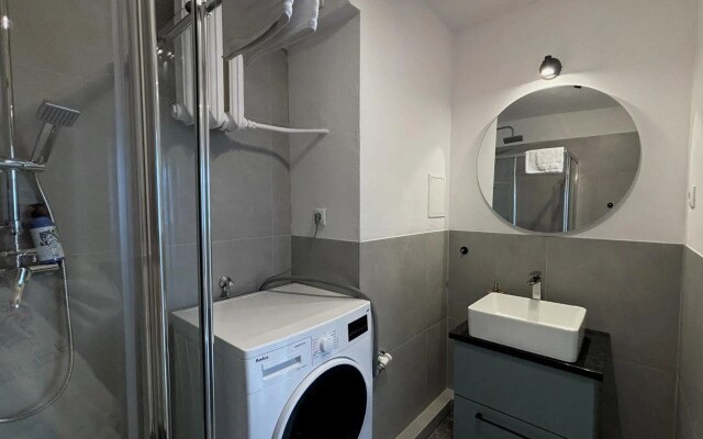 oompH Warsaw Central 3-bedroom Flat