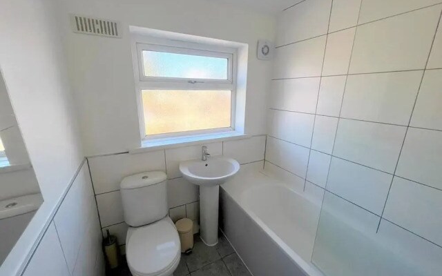 Spacious 4-bed House in Thornton Heath