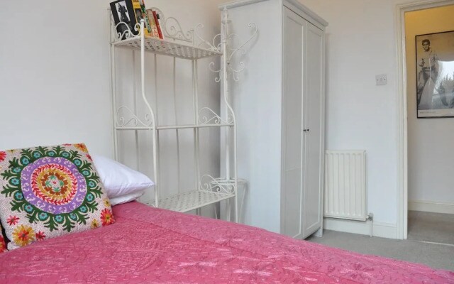Bright 2 Bedroom Flat in Great Location