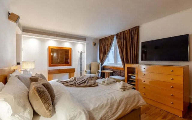 Mayfair Deluxe Apartment