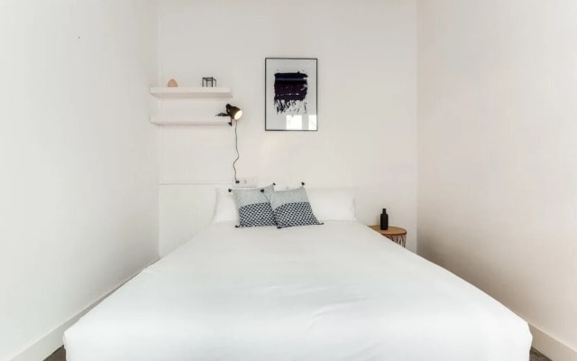 Bright 2 Bed Easily Connected to the Center