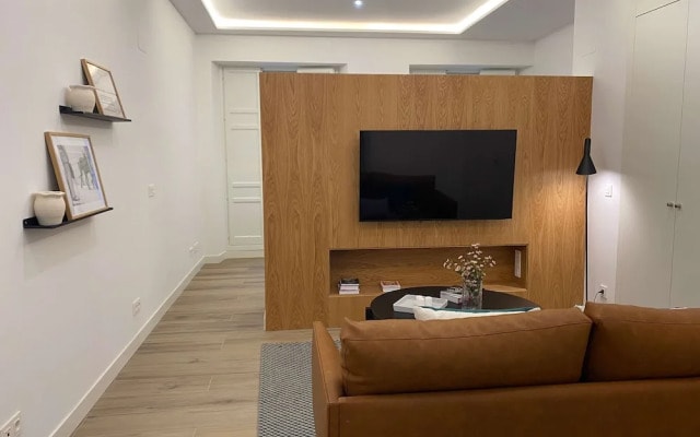 w Warm Modern 1BR Apartment in Chueca