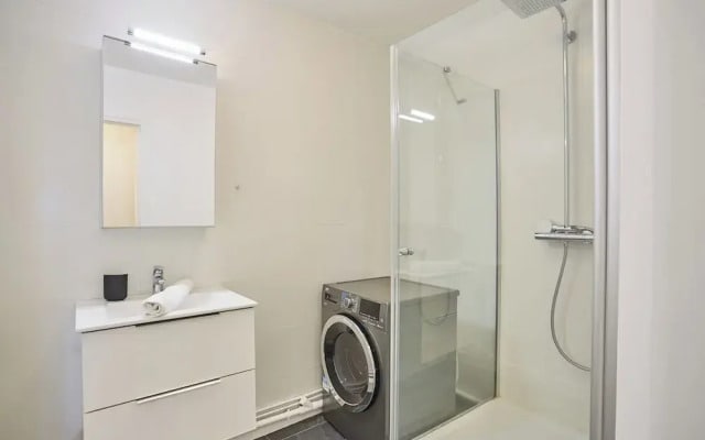 2 Bedroom Flat Centre de Paris - Eiffel Tower View