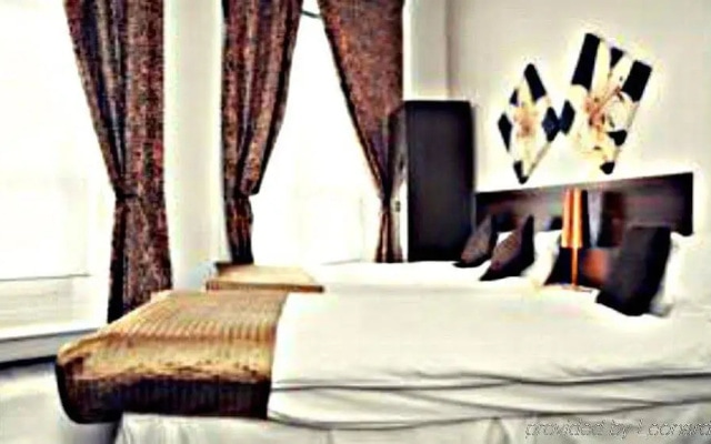 The Knaresborough by Aura Collection