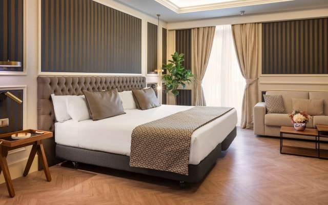 Catalonia Las Cortes Hotel