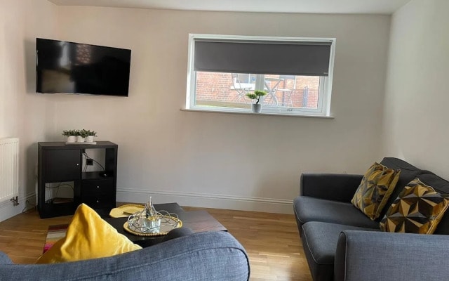 Hull Spacious Guest House-3