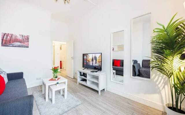 Kensington Charming and Bright Flat
