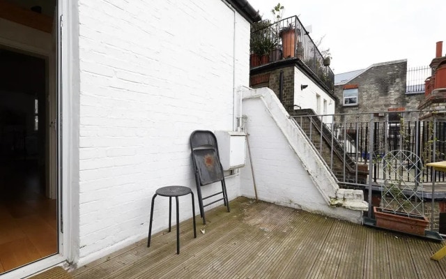 East London 1 Bedroom Flat With Terrace