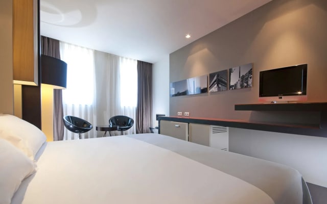Отель Barcelona Condal Mar Affiliated by Meliá