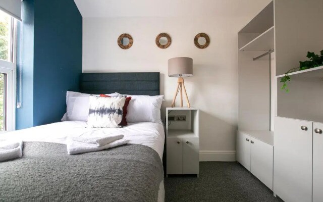 Contractor & Leisure & En-Suite Bathrooms & Free Parking