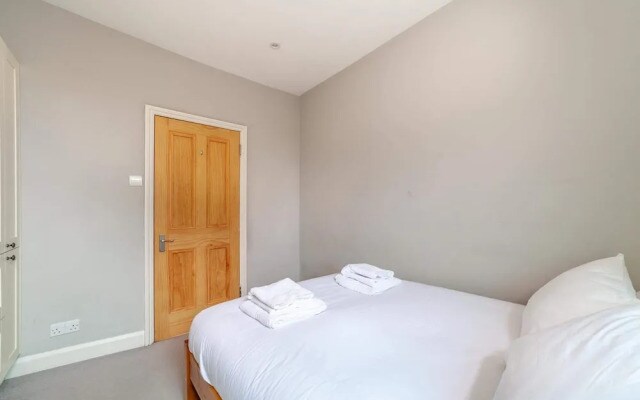 Modern 2-bed Flat in Shepherds Bush - Comfort & Style!