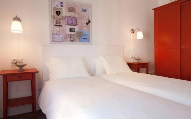 Bright 2 bedroom apt in 22@, close to the beach