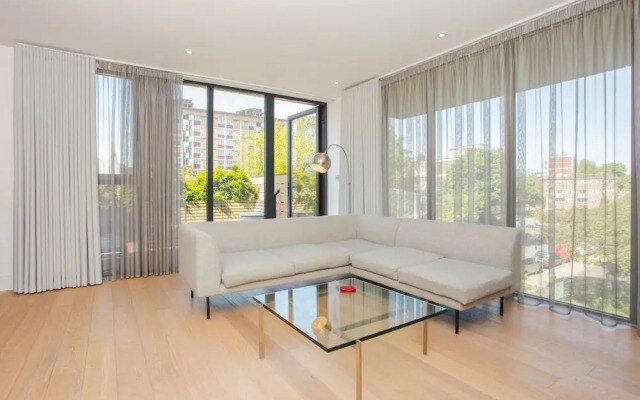 Three Bedroom Flat In Shoreditch With Large Balcony