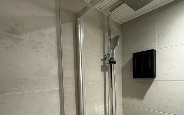 Central Apartment - Sleeps 2 & Private Patio