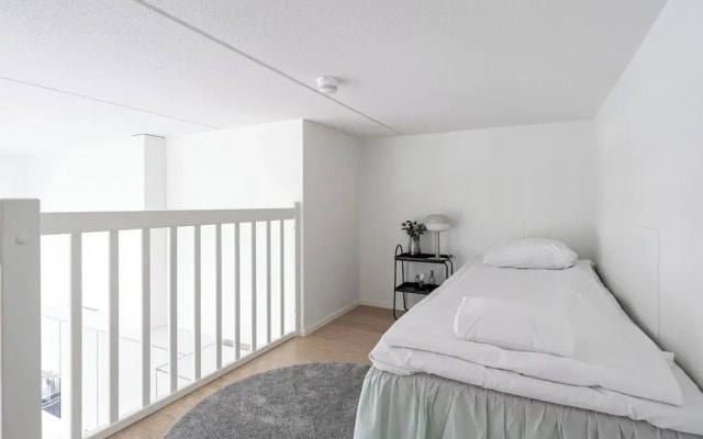 3BR Modern Loft Penthouse with Sauna & Parking