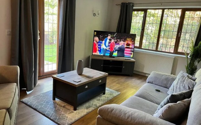 2-bed House - Sleeps 6 - Garden, Parking, Wifi