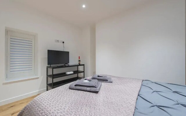 Exquisite 3BR Duplex Apartment, Air-con& Amenities