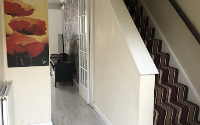 Nice 3-bed House in Farnham Royal Slough
