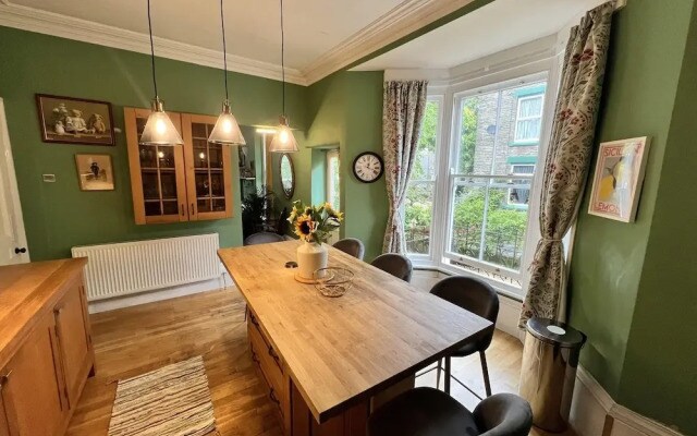 Buxton Bliss - Spacious 5 Bedroom House