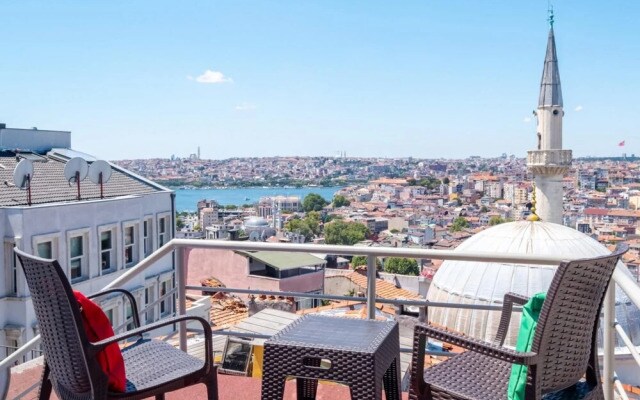 Central Flat With a Shared Terrace in Beyoglu