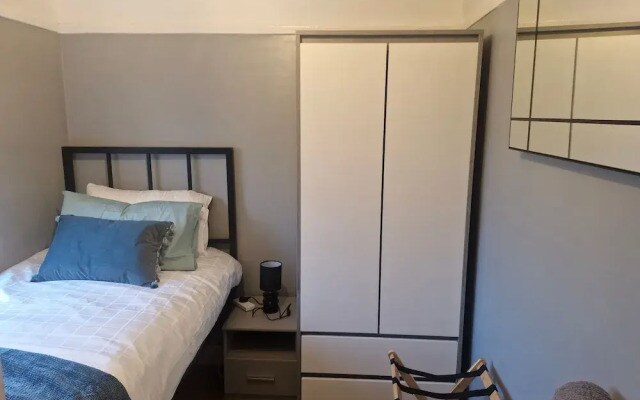 3 bed House, Sleeps 5, Near Airport and Town, Outside Parking Free