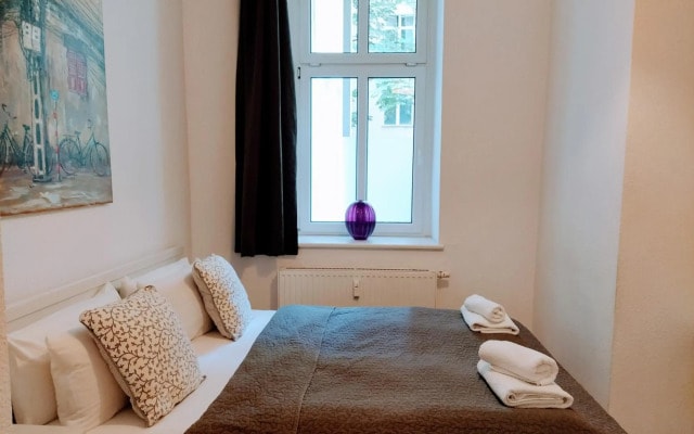 Central 2 Bedroom Flat for Families & Calm Guests