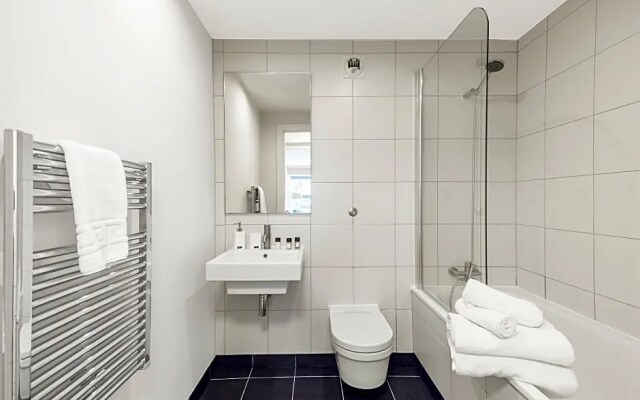 Luxurious Sir John Lyon Serviced Apartment