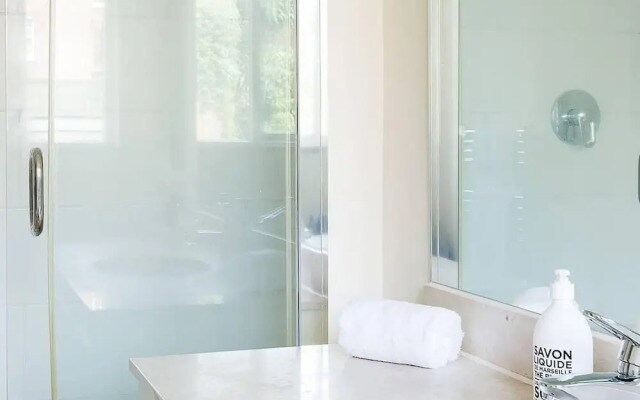 Huge, Regal 2BR Apartment Right next to Harrods!