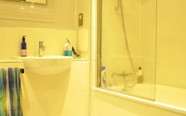 Modern 1 Bed Apartment In Oval