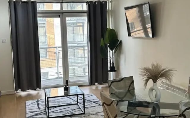 Spacious 1-bed Apartment in London sea View