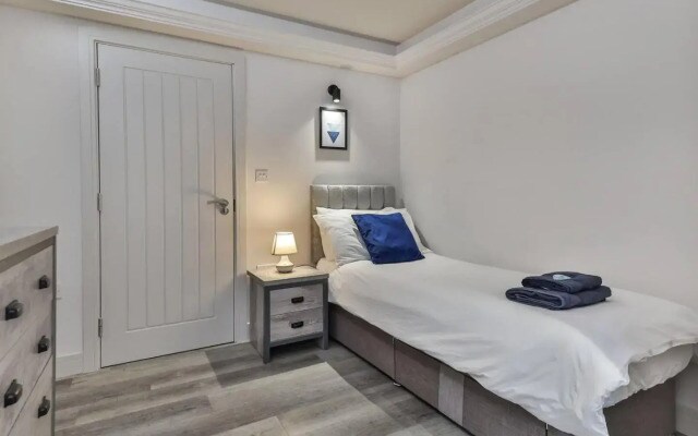 Large, Modern Apartment with En-suites, Wifi, Parking