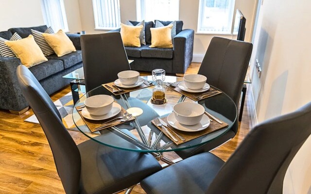 Heathrow Clean 2Bedroom Apt with Parking