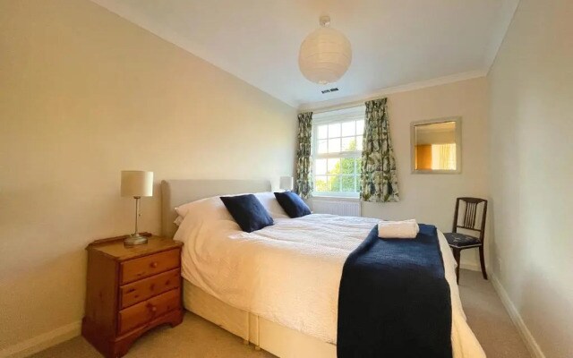 Spacious 4 Bedroom House with Garden