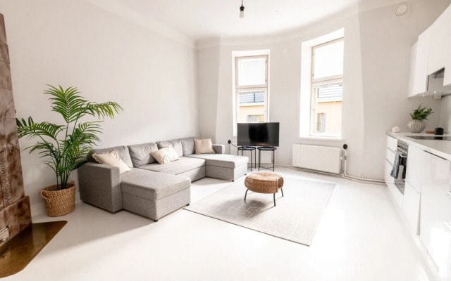 2ndhomes Deluxe 2BR Top Floor Apartment