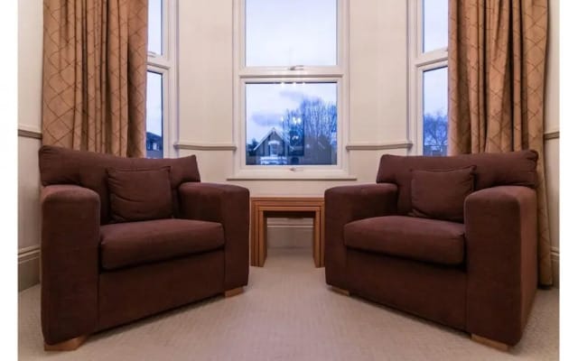 Magnific 3 Bedroom Apartment in Kew Gardens