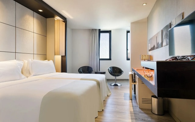 Отель Barcelona Condal Mar Affiliated by Meliá