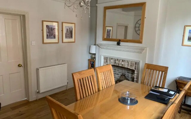7 Precentor's Court