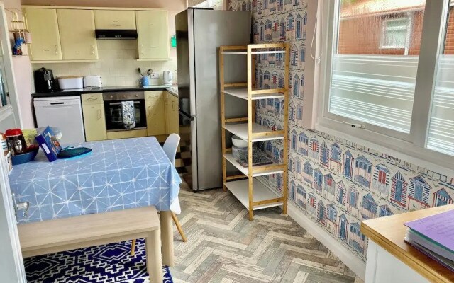 Large 3 bed Chalet -sleeps 6- dog Friendly- Garden