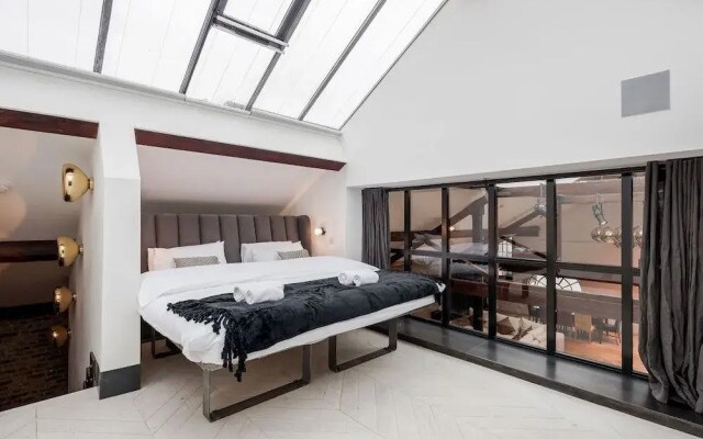 Skyline Water Front Penthouse Apartment