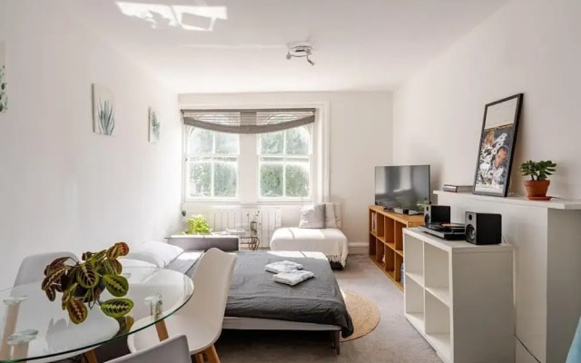 Leinster Square Deluxe Apartment in Central London