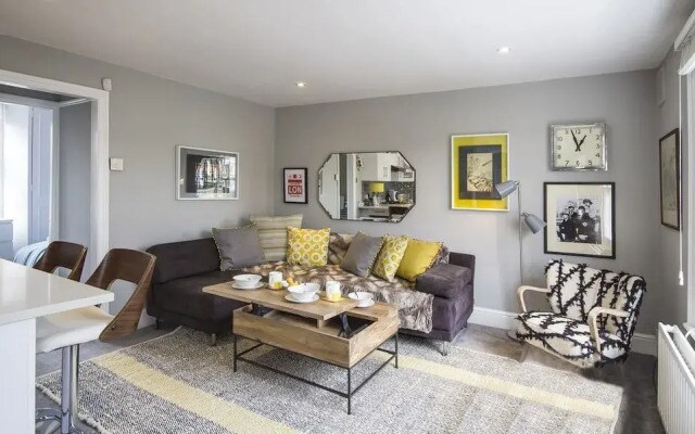 Stylish and Chic Regents Park Two bed